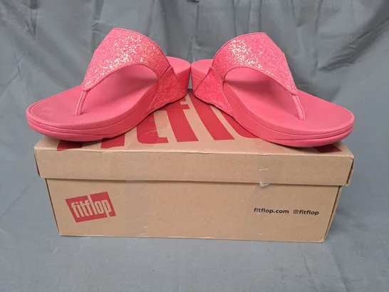 BOXED PAIR OF FITFLOP LULU GLITTER TOE-THONGS IN ROSY CORAL W. GLITTER EFFECT UK SIZE 6