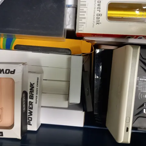 LOT OF APPROXIMATELY 15 POWER BANKS