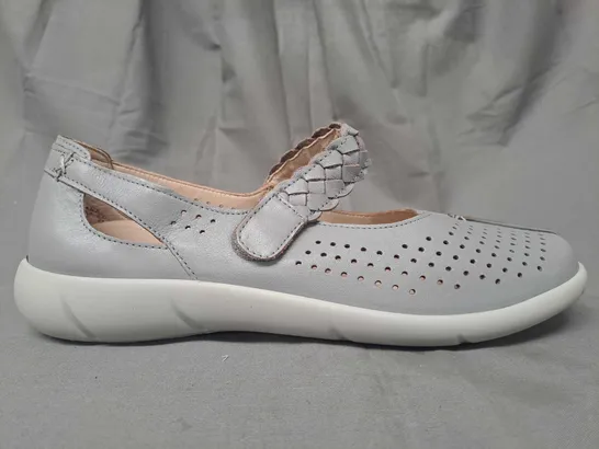 BOXED PAIR OF HOTTER SHOES IN PEBBLE GREY UK SIZE 9