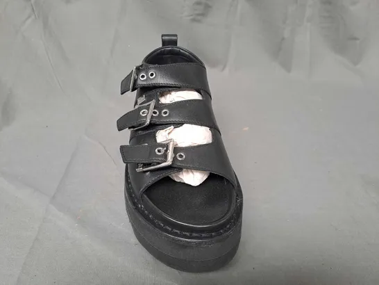 BOXED PAIR OF KICKERS CHUNKY PLATFORM SANDALS IN BLACK EU SIZE 40