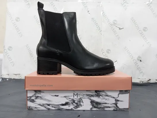 BOXED PAIR OF MODA IN PELLE CHUNKY HEEL CHELSEA BOOTS IN BLACK SIZE 7