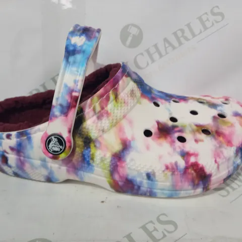 PAIR OF CROCS CLASSIC LINED TIE DYE CLOGS UK SIZE M4/W5