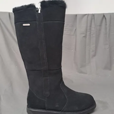 BOXED PAIR OF EMU AUSTRALIA MOONTA BOOTS IN BLACK SIZE 6