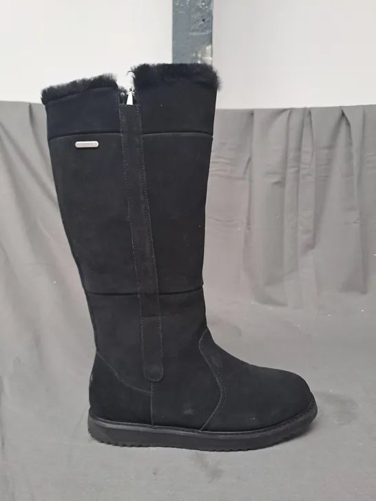 BOXED PAIR OF EMU AUSTRALIA MOONTA BOOTS IN BLACK SIZE 6