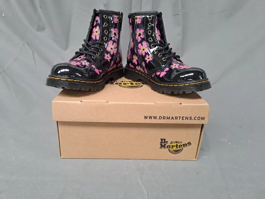 BOXED PAIR OF DR MARTENS 1460 T KIDS BOOTS IN BLACK W. PINK FLORAL PATTERN UK SIZE 9