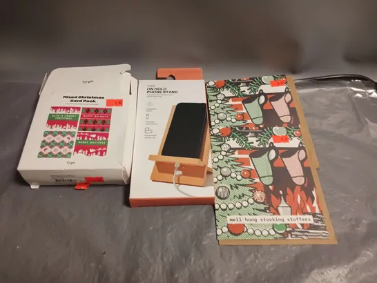 MEDIUM BOX OF APPROXIMATELY 20 ASSORTED HOUSEHOLD ITEMS TO INCLUDE PHONE CASES, CHRISTMAS CARDS AND PHONE STAND