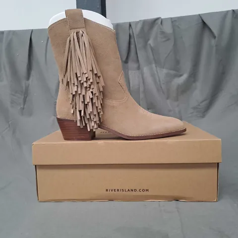 BOXED PAIR OF RIVER ISLAND TESSY LOW HEEL COWBOY BOOTS IN STONE UK SIZE 6