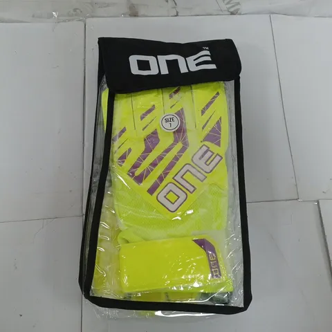 ONE GOALKEEPER GLOVES IN YELLOW/GREEN - SIZE 7