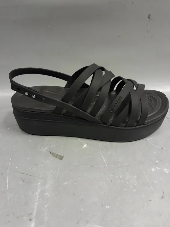 PAIR OF CROCS BROOKLYN STRAPPY OPEN TOE SHOES - 9