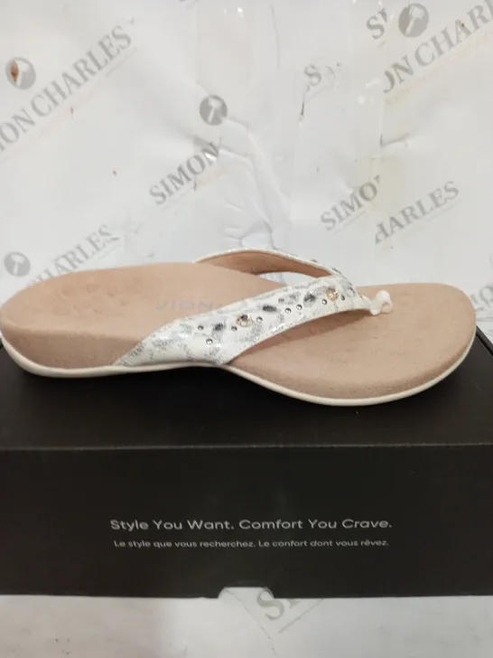 BOXED PAIR OF LUCIA SANDALS IN WHITE SIZE 6