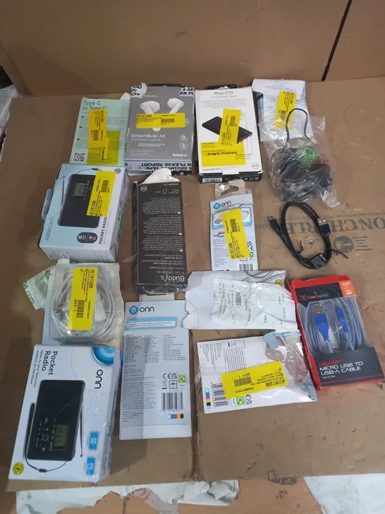 LOT OF APPROX 15 ASSORTED TECH ITEMS TO INCLUDE CHARGING CABLES, EARPHONES, POWER BANKS ETC