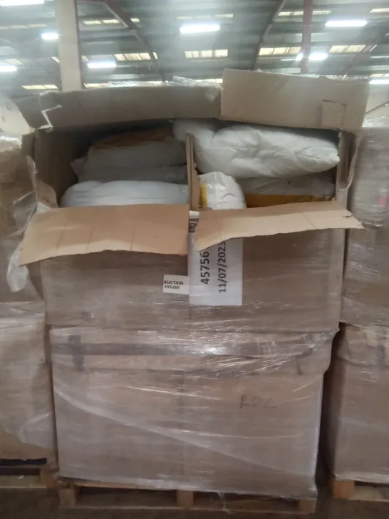 PALLET OF 4 BOXES CONTAINING PILLOWS & BEDDING