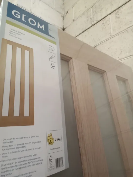 GEOM 762MM X 1981MM VERTICAL 3 PANNEL OAK VENEER GLAZED INTERNAL DOOR