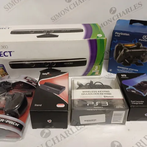 APPROXIMATELY 15 ASSORTED VIDEO GAME ACCESSORIES TO INCLUDE XBOX 360 KINECT SENSOR, CONTROLLER CHARGING STATION, CHARGING CABLES ETC