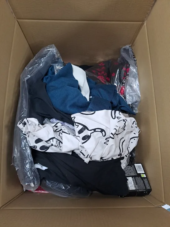 BOX OF APPROXIMATELY 20 ASSORTED CLOTHING ITEMS TO INCLUDE CAPS, THINSULATE BEANIE. JACKET ETC