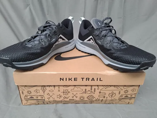 BOXED PAIR OF NIKE REACT PEGASUS TRAIL 4 SHOES IN BLACK/GREY UK SIZE 11.5