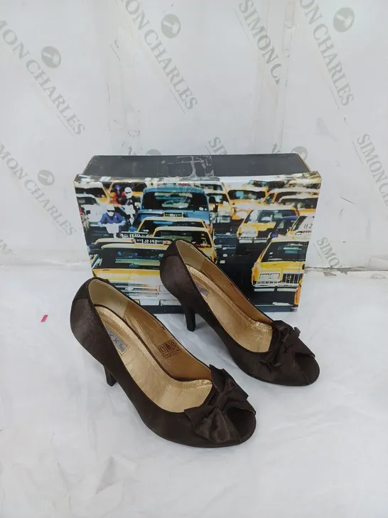 APPROXIMATELY 5 PAIRS OF BOXED TAXI BROWN HEELED PUMPS OPEN TOE IN VARIOUS SIZES 