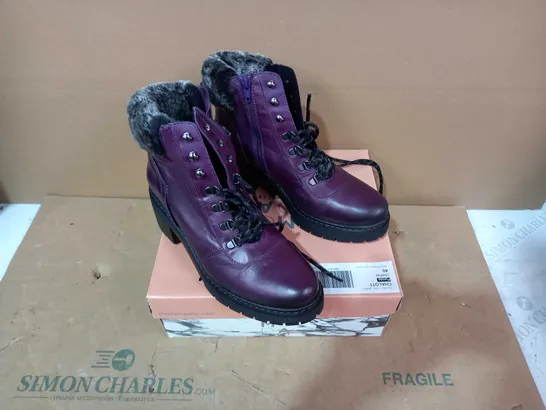 BOXED PAIR OF MODA IN PELLE PURPLE BOOTS - SIZE 40