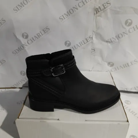 BOXED CLARKS MAYE ANKLE BOOTS SIZE 6