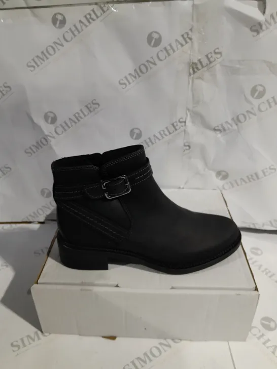 BOXED CLARKS MAYE ANKLE BOOTS SIZE 6