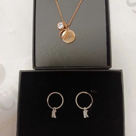 LOT OF 2 ITEMS OF JEWELLERY TO INCLUDE TREAT REPUBLIC "D" INITIAL NECKLACE & STERLING SILVER "K" INITIAL HOOP EARRINGS 