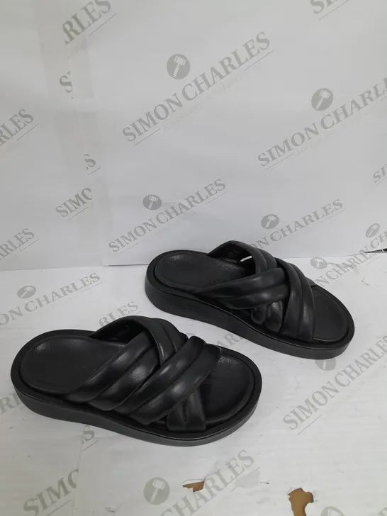 BOXED PAIR OF ADESSO LEATHER BLACK SANDALS SIZE 6