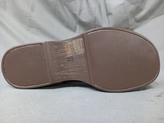 BOXED PAIR OF CINK ME PLATFORM SLIDERS IN BROWN EU SIZE 39