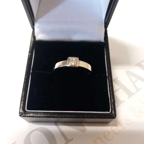 18CT WHITE GOLD SOLTAIRE RING RUB OVER SET WITH A PRINCESS CUT NATURAL DIAMOND