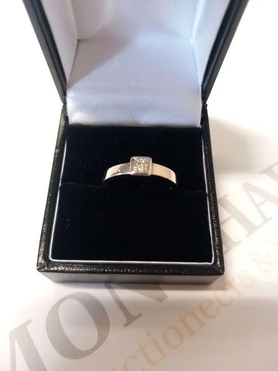 18CT WHITE GOLD SOLTAIRE RING RUB OVER SET WITH A PRINCESS CUT NATURAL DIAMOND