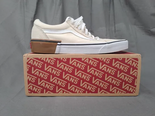 BOXED PAIR OF VANS OLD SKOOL SHOES IN CREAM UK SIZE 9.5