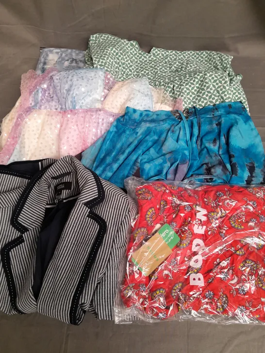 BOX OF APPROXIMATELY 25 ASSORTED CLOTHING ITEMS TO INCLUDE DRESSES, SKIRT, JACKET ETC