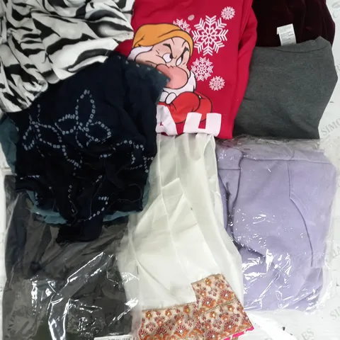BOX OF APPROXIMATELY 25 ASSORTED CLOTHING ITEMS TO INCUDE - DRESSES, JUMPERS, SOCKS ETC