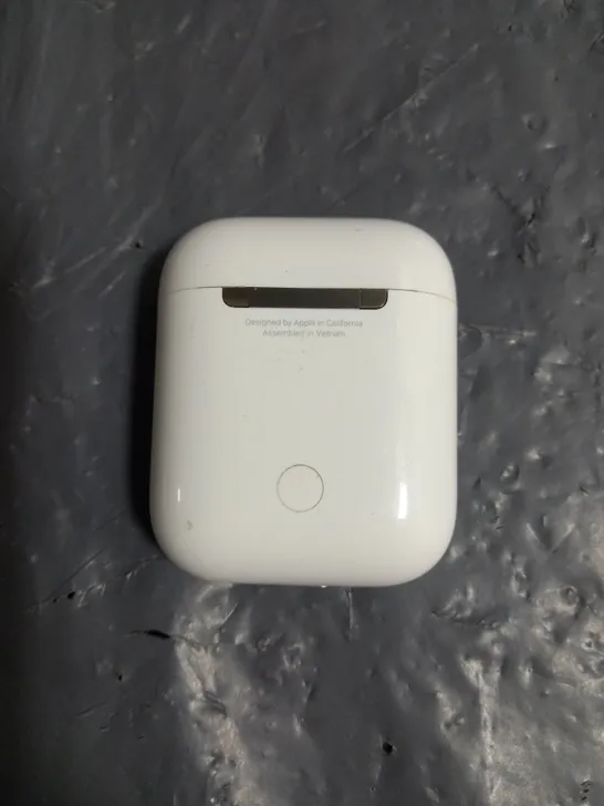 PAIR OF APPLE AIRPODS 2ND GEN IN WHITE