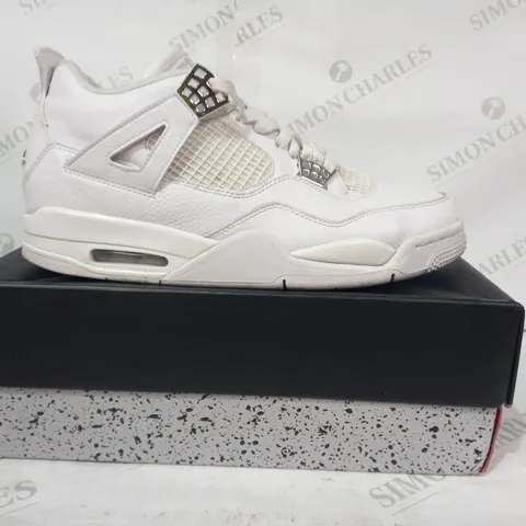 BOXED PAIR OF NIKE AIR JORDAN 4 RETRO SHOES IN WHITE UK SIZE 9.5