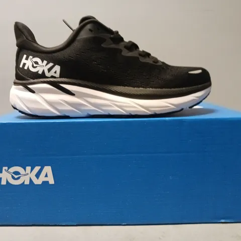 BOXED PAIR OF HOKA CLIFTON 7 SHOE SIN BLACK/WHITE UK SIZE 5