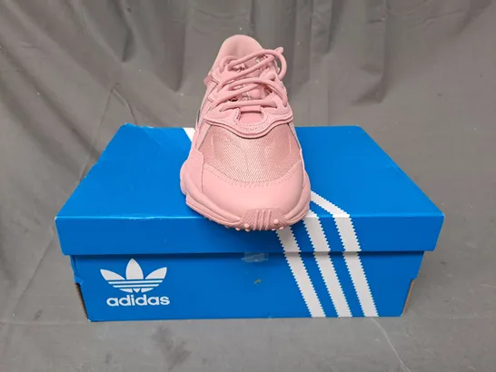 BOXED PAIR OF ADIDAS OZWEEGO J SHOES IN PINK UK SIZE 5