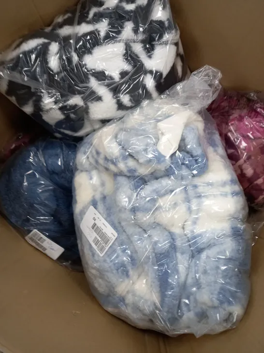 BOX OF APPROXIMATELY 15 ASSORTED ITEMS TO INCLUDE SHERPA TOP, BLANKET, NECK WRAP ETC