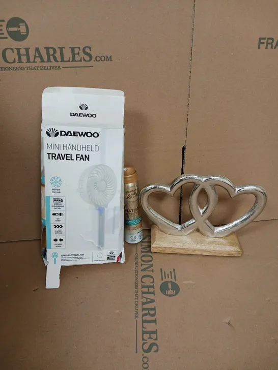 BOX OF APPROXIMATELY 5 ASSORTED ITEMS TO INCLUDE - DAEWOOD TRAVEL FAN , HEART DÉCOR , GARNIER NATURAL BRONZER ETC