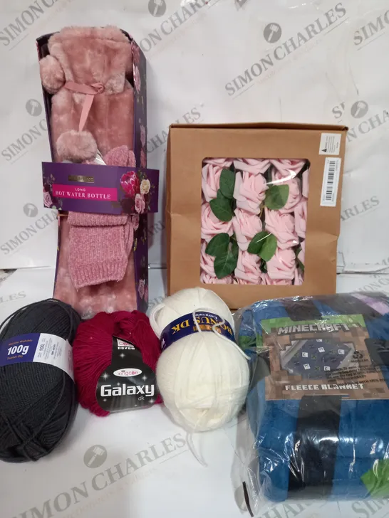 BOX OF APPROXIMATELY 15 ASSORTED ITEMS TO INCLUDE  COLOURED YARN, LONG HOT WATER BOTTLE, MINECRAFT FLEECE BLANKET ETC