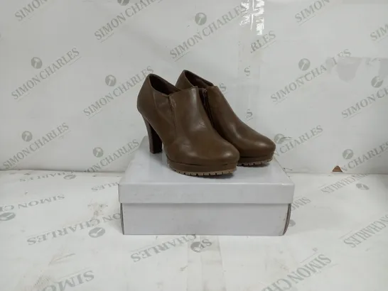 4 BOXED PAIRS OF SCINTILLA HEELED BOOTS IN KHAKI TO INCLUDE SIZES 37, 38, 40