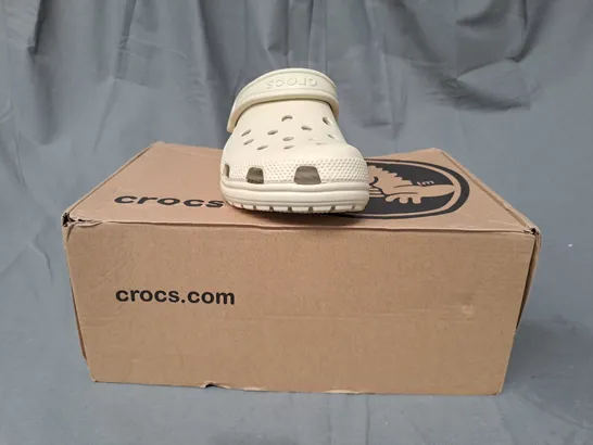 BOXED PAIR OF CROCS CLASSIC CLOGS IN BONE UK SIZE M4/W5