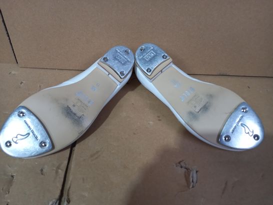 BOXED PAIR OF DESIGNER CHILDRENS TAP SHOES IN WHITE SIZE 11