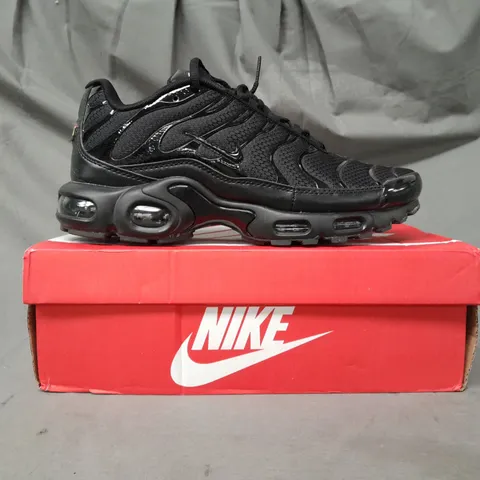 BOXED PAIR OF NIKE AIR MAX PLUS SHOES IN BLACK UK SIZE 9