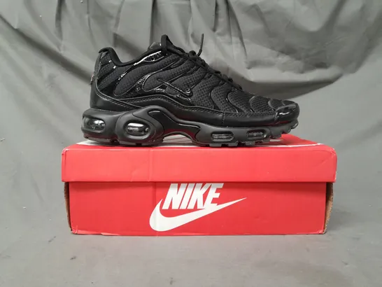 BOXED PAIR OF NIKE AIR MAX PLUS SHOES IN BLACK UK SIZE 9