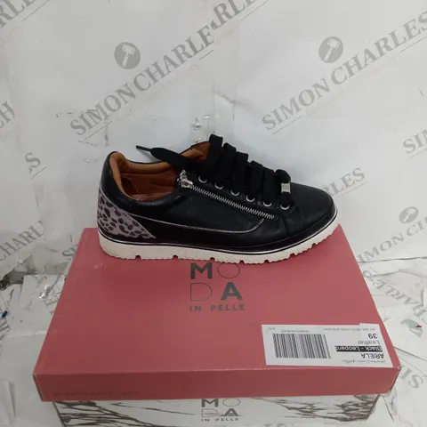 BOXED PAIR OF MODA IN PELLE ARIELA TRAINERS IN BLACK SIZE 6