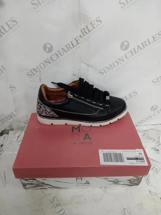 BOXED PAIR OF MODA IN PELLE ARIELA TRAINERS IN BLACK SIZE 6