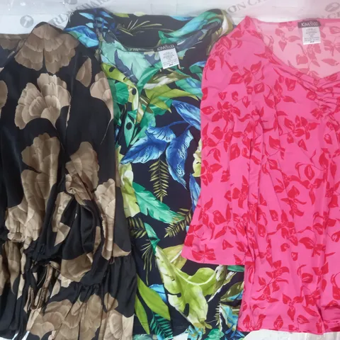 BOX OF APPROXIMATELY 15 ASSORTED CLOTHING AND FASHION ITEMS IN VARIOUS STYLES AND SIZES TO INCLUDE KIM & CO, MALISSA J, ETC