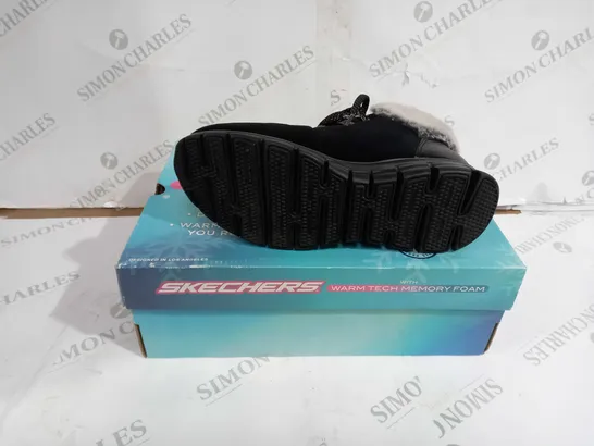 BOXED PAIR OF SKECHERS SYNERGY LACE BOOTS IN BLACK UK SIZE 6