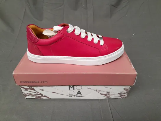 BOXED PAIR OF MODA IN PELLE TRAINERS IN HOT PINK SIZE EU 39