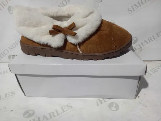 BOXED PAIR OF SLEEP BOUTIQUE FAUX FUR LINED SLIPPERS IN CHESTNUT UK SIZE 7